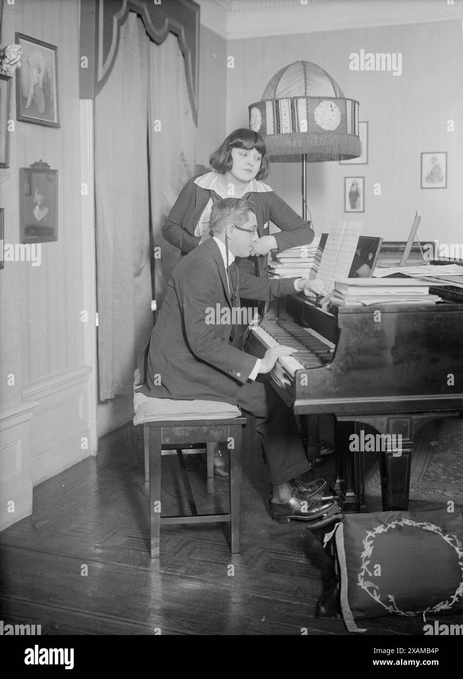 Rosa Ponselle, tra c1915 e c1920. Mostra il soprano Rosa Ponselle (ne&#xb4;e Rosa Ponzillo, 1897-1981) con pianista. Una delle cantanti più acclamate degli anni '1920 e '1930, Rosa Ponselle ha iniziato la sua carriera musicale in un atto di vaudeville con sua sorella Carmela Ponselle e ha avuto una lunga carriera con il Metropolitan Opera. Foto Stock