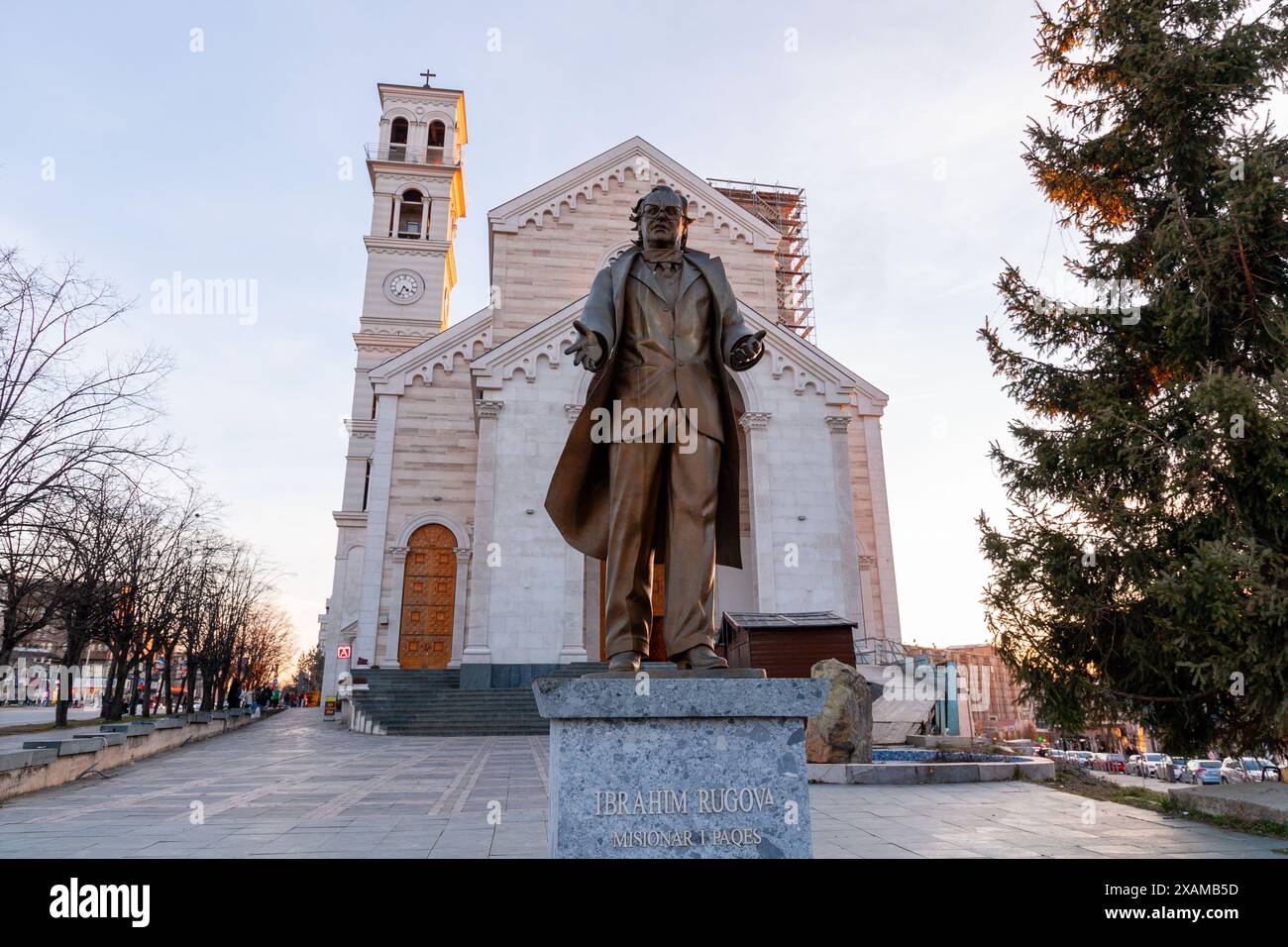 Pristina, Kosovo - 5 febbraio 2024: Statua in bronzo di Ibrahim Rugova, il rispettato presidente del Kosovo fino alla sua morte, situata madre Teresa Bouleva Foto Stock