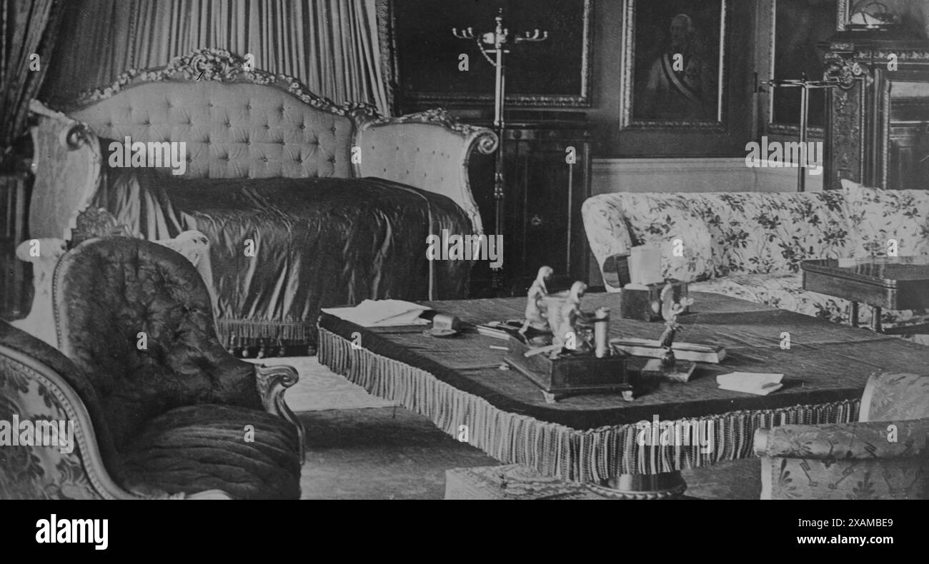 Buckingham Palace, Londra -- la camera di Stato per i visitatori reali, tra il c1915 e il c1920. Mostra la camera da letto di stato per i visitatori a Buckingham Palace, Londra, Inghilterra. Foto Stock