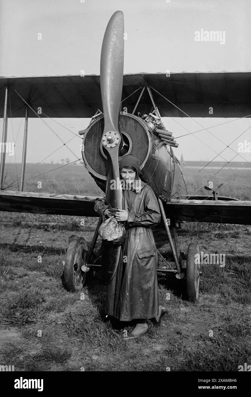 Katherine Stinson con il suo biplano, 1917 o 1918. Mostra l'aviatrice americana Katherine Stinson (1891-1977) davanti al suo biplano Curtiss-Stinson Special che ha volato per raccogliere fondi per la Croce Rossa durante la prima guerra mondiale Foto Stock