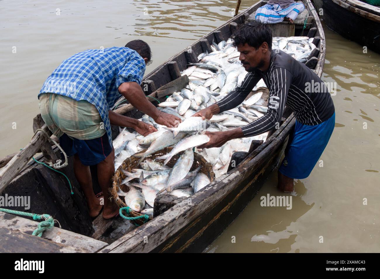 7-giugno-2024-cox-s-bazar-chittagong-bangladesh-i-pescatori