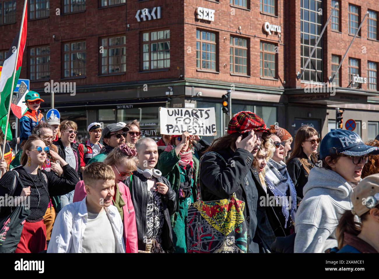 Uniarts per la Palestina. Cartello scritto a mano alla marcia del Labor Day nel quartiere Hakaniemi di Helsinki, Finlandia. Foto Stock