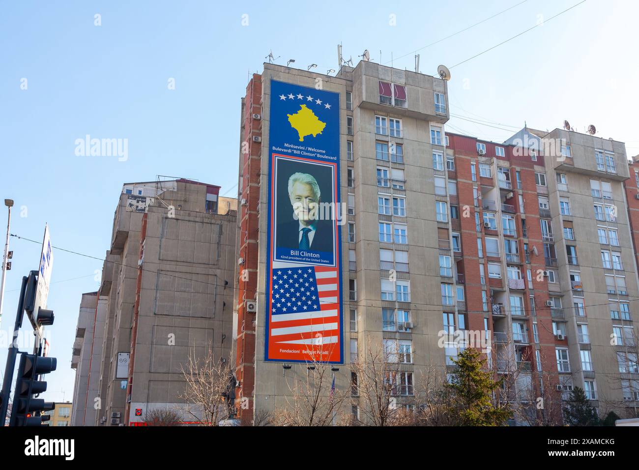 Pristina, Kosovo - 5 febbraio 2024: Statua di Bill Clinton come segno di gratitudine situata su Rruga Bill Klionton a Pristina, Kosovo. Foto Stock