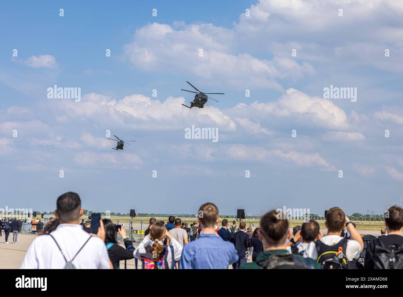 ILA 2024 - Berlin Deutschland, Berlin-Brandenburg Schönefeld AM 07.06.2024: Besucher der ILA schauen einer der vielen Flying Displays, hier der Bundeswehr Joint scenario - mit den CH-53, NH90, Tiger und H145M Hubschrauber. *** ILA 2024 Berlino Germania, Berlino Brandeburgo Schönefeld il 07 06 2024 i visitatori dell'ILA osservano una delle tante esposizioni volanti, qui lo scenario congiunto Bundeswehr con gli elicotteri CH 53, NH90, Tiger e H145M Foto Stock