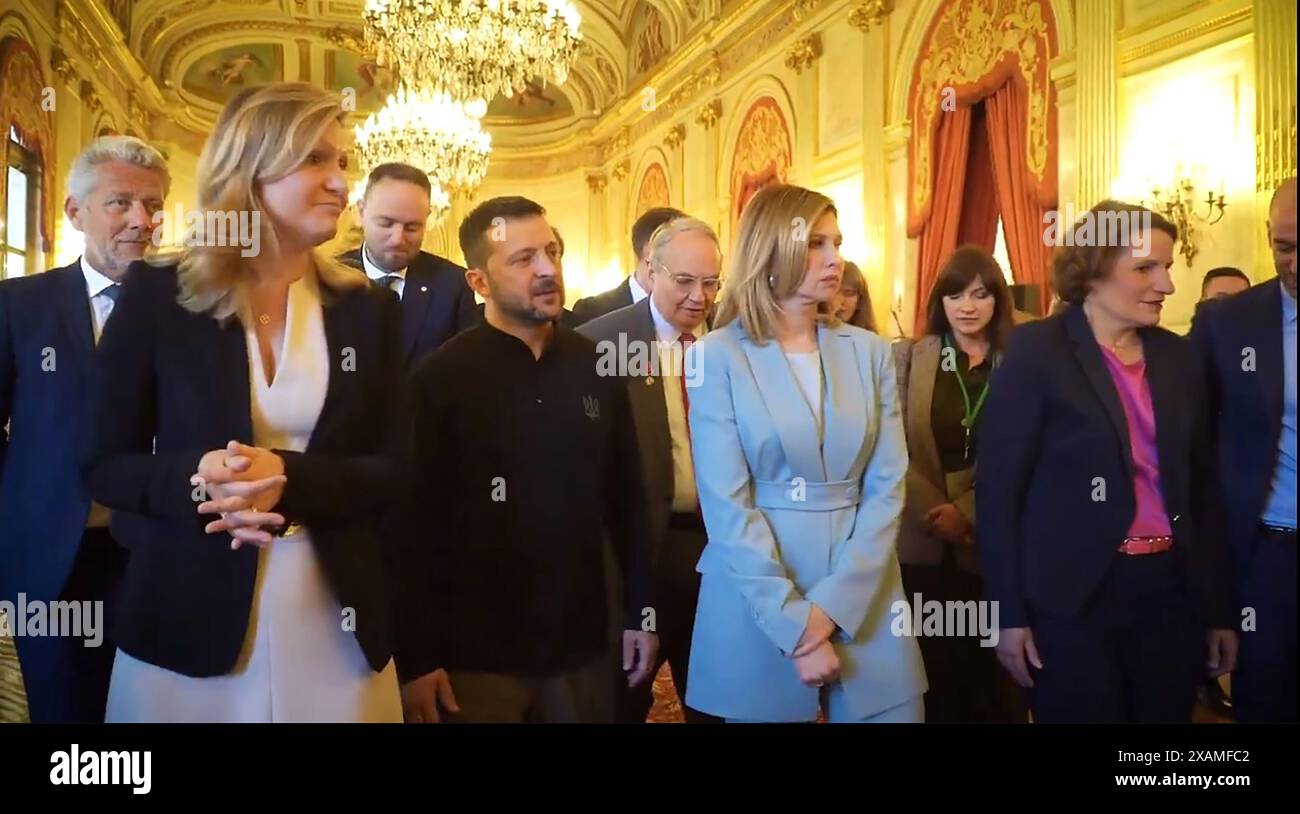 Normandia, Francia. 7 giugno 2024. Il presidente ucraino Volodymyr Zelensky (2L) e la moglie del presidente ucraino Olena Zelenska (2ndR) visitano una mostra fotografica di guerra con il presidente dell'Assemblea nazionale francese Yael Braun-Pivet (L) all'Assemblea nazionale di Parigi, venerdì 7 giugno 2024. Foto dell'Ufficio del Presidente dell'Ucraina/UPI credito: UPI/Alamy Live News Foto Stock