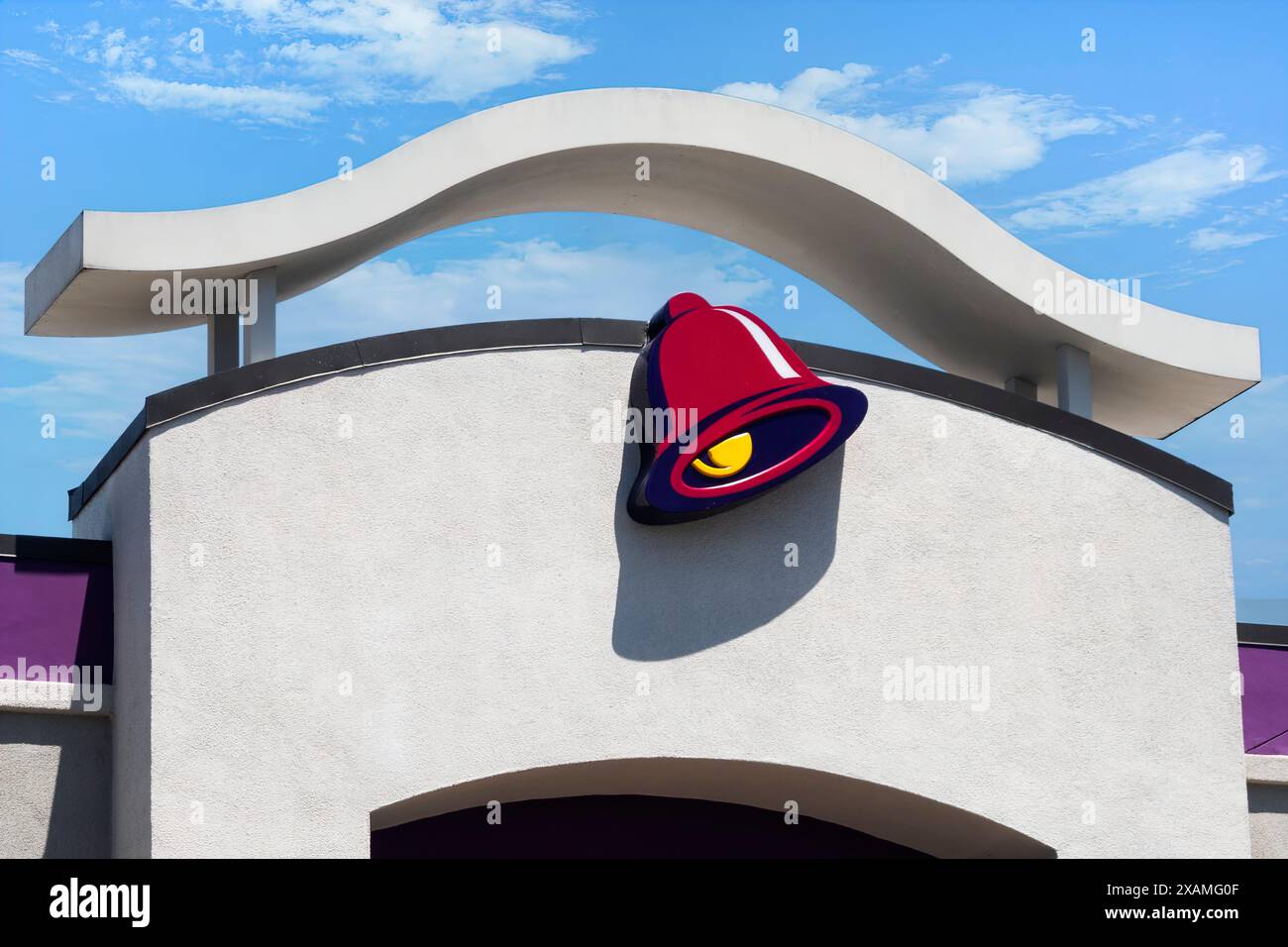Costa Mesa, CA, USA - 15 maggio 2024: Primo piano del logo del ristorante Taco Bell. Foto Stock