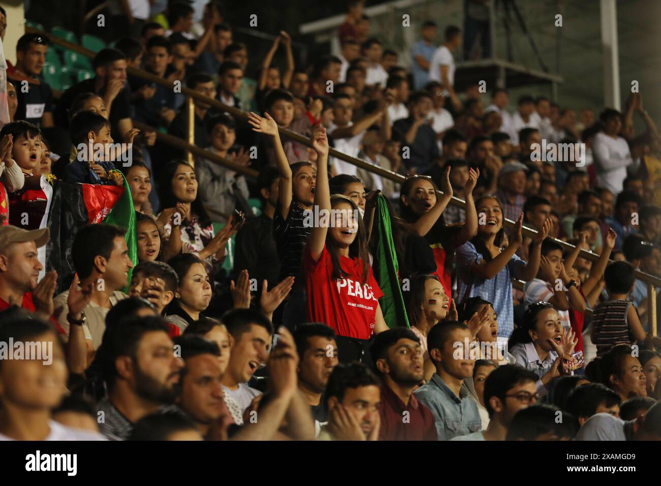 I tifosi della Nazionale di calcio afghana tifo durante l'amichevole in Afghanistan e Tagikistan allo stadio centrale Dushanbe. Foto Stock