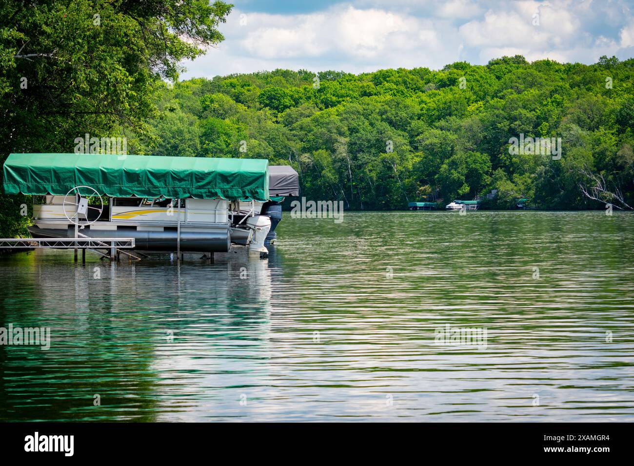 I moli per barche sollevati sono comuni lungo i laghi del Wisconsin. Foto Stock