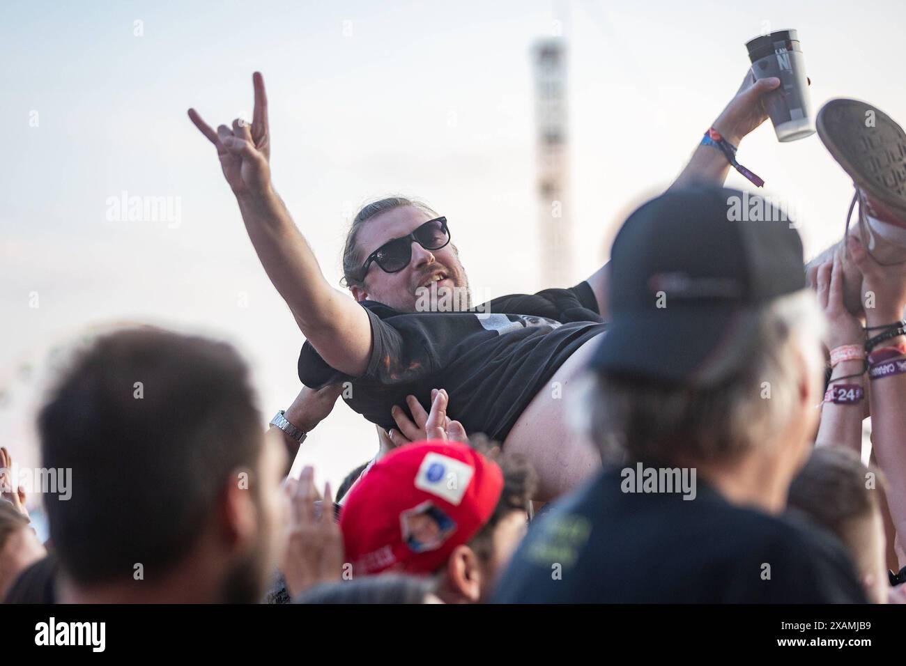 Rock am Ring 2024, 7.6.2024 Crowdsurfender Besucher bei der Show von Queens of the Stone Age -- MIT dem Traditionsfestival Rock am Ring am Nürburgring in der Eifel startet in Deutschland Die Festival-Saison. Festival DAS findet in diesem Jahr vom 7. bis 9. stato di Juni. Mehr als 70 bands und Künstler stehen auf einer der drei großen Bühnen. Nürburg Nürburgring Rheinland-Pfalz Deutschland *** Rock am Ring 2024, 7 6 2024 visitatori Crowdsurfing allo spettacolo Queens of the Stone Age il tradizionale festival Rock am Ring al Nürburgring nella regione di Eifel inizia la stagione del festival in Germania Thi Foto Stock