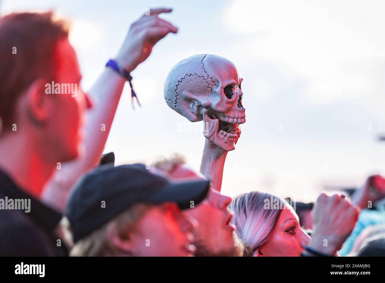 Rock am Ring 2024, 7.6.2024 fans mit Totenschädel bei der Show von Queens of the Stone Age -- MIT dem Traditionsfestival Rock am Ring am Nürburgring in der Eifel startet in Deutschland Die Festival-Saison. Festival DAS findet in diesem Jahr vom 7. bis 9. stato di Juni. Mehr als 70 bands und Künstler stehen auf einer der drei großen Bühnen. Nürburg Nürburgring Rheinland-Pfalz Deutschland *** Rock am Ring 2024, 7 6 2024 tifosi con teschi allo spettacolo Queens of the Stone Age il tradizionale festival Rock am Ring al Nürburgring nella regione dell'Eifel quest'anno inaugura la stagione del festival in Germania, Foto Stock