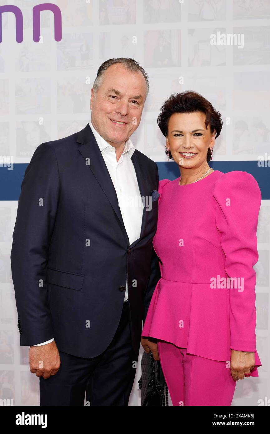 Clemens Toennies, Margit Toennies bei der Bertelsmann Sommerparty in der Bertelsmann Repräsentanz Berlin. *** Clemens Toennies, Margit Toennies al Bertelsmann Summer Party presso l'ufficio di rappresentanza Bertelsmann a Berlino Foto Stock