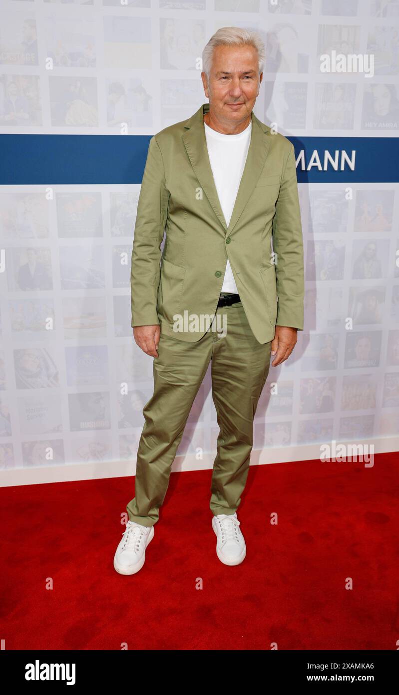 Klaus Wowereit bei der Bertelsmann Sommerparty in der Bertelsmann Repräsentanz Berlin. *** Klaus Wowereit al Bertelsmann Summer Party presso l'ufficio di rappresentanza Bertelsmann a Berlino Foto Stock