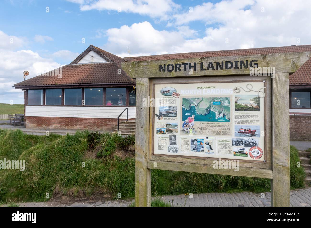 North Landing Information Board di fronte alla caffetteria e al negozio sulla spiaggia, Flamborough, East Riding of Yorkshire, Inghilterra, Regno Unito Foto Stock