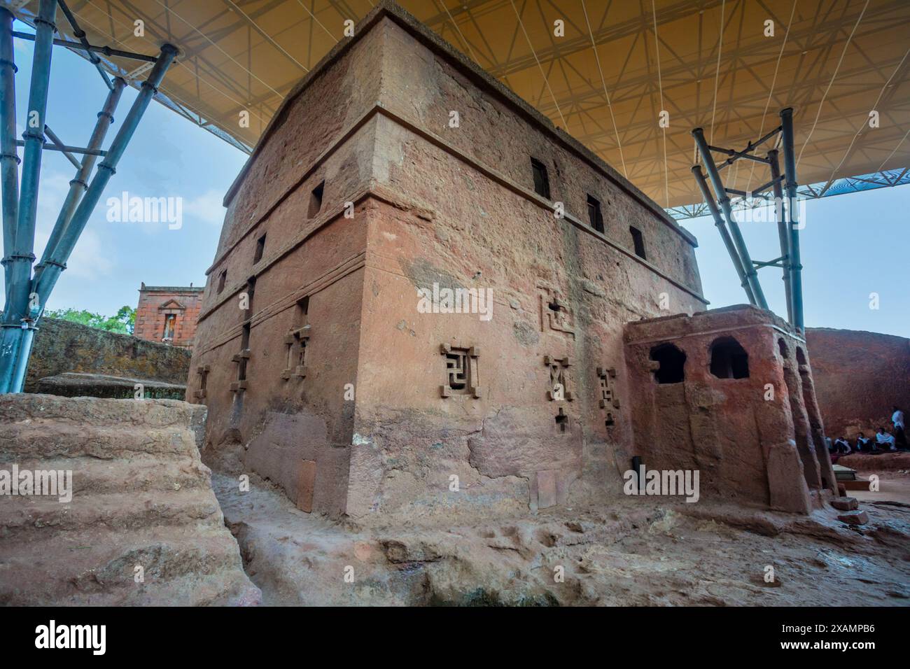 Chiesa monolitica ortodox scavata nella roccia di Bete Maryam sotto lo scudo di copertura, Lalibela, regione di Amhara, Etiopia. Foto Stock