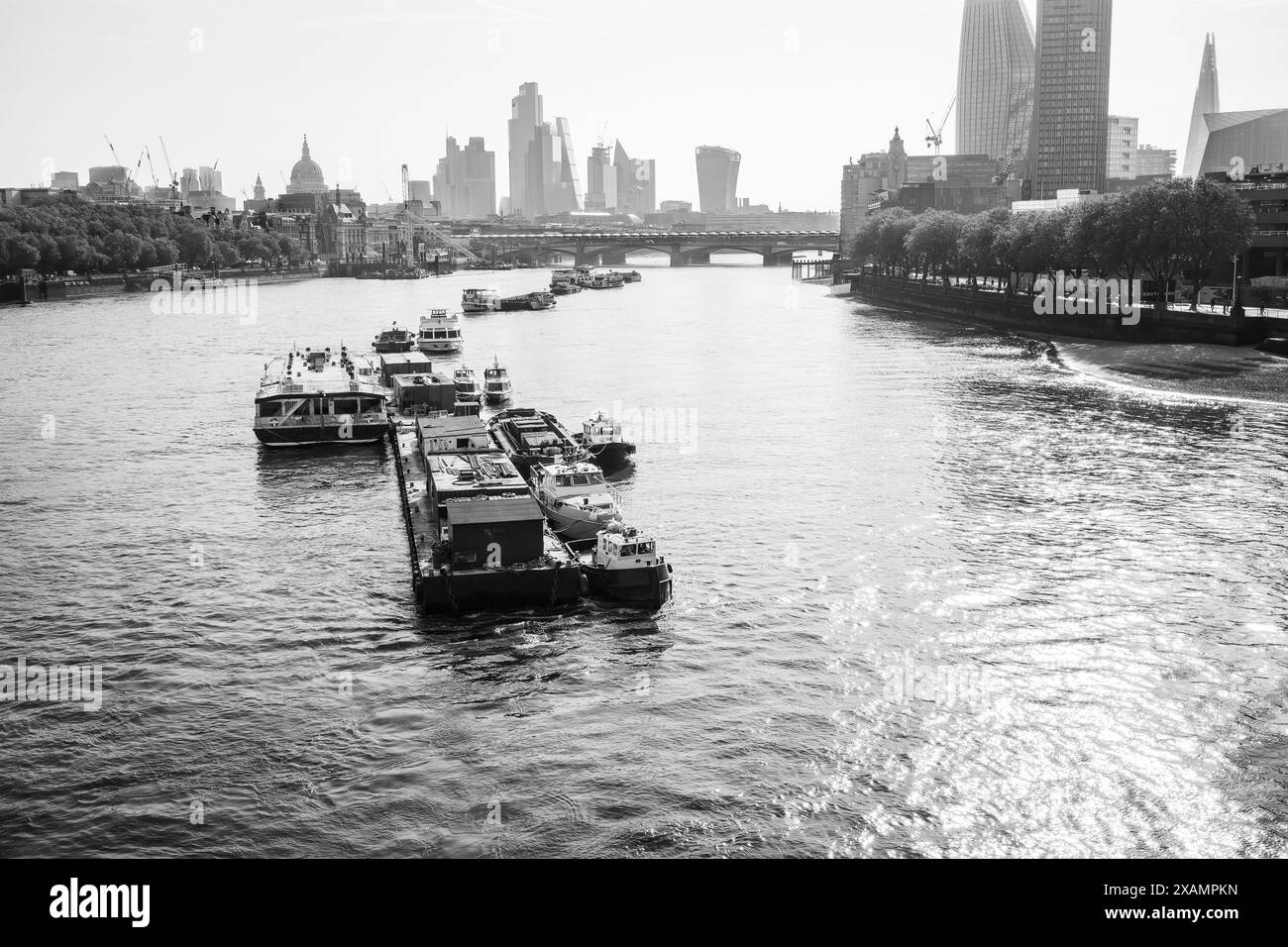 Fotografia urbana in bianco e nero a Londra: Fiume Tamigi, luce del mattino presto, Waterloo Bridge. Foto Stock