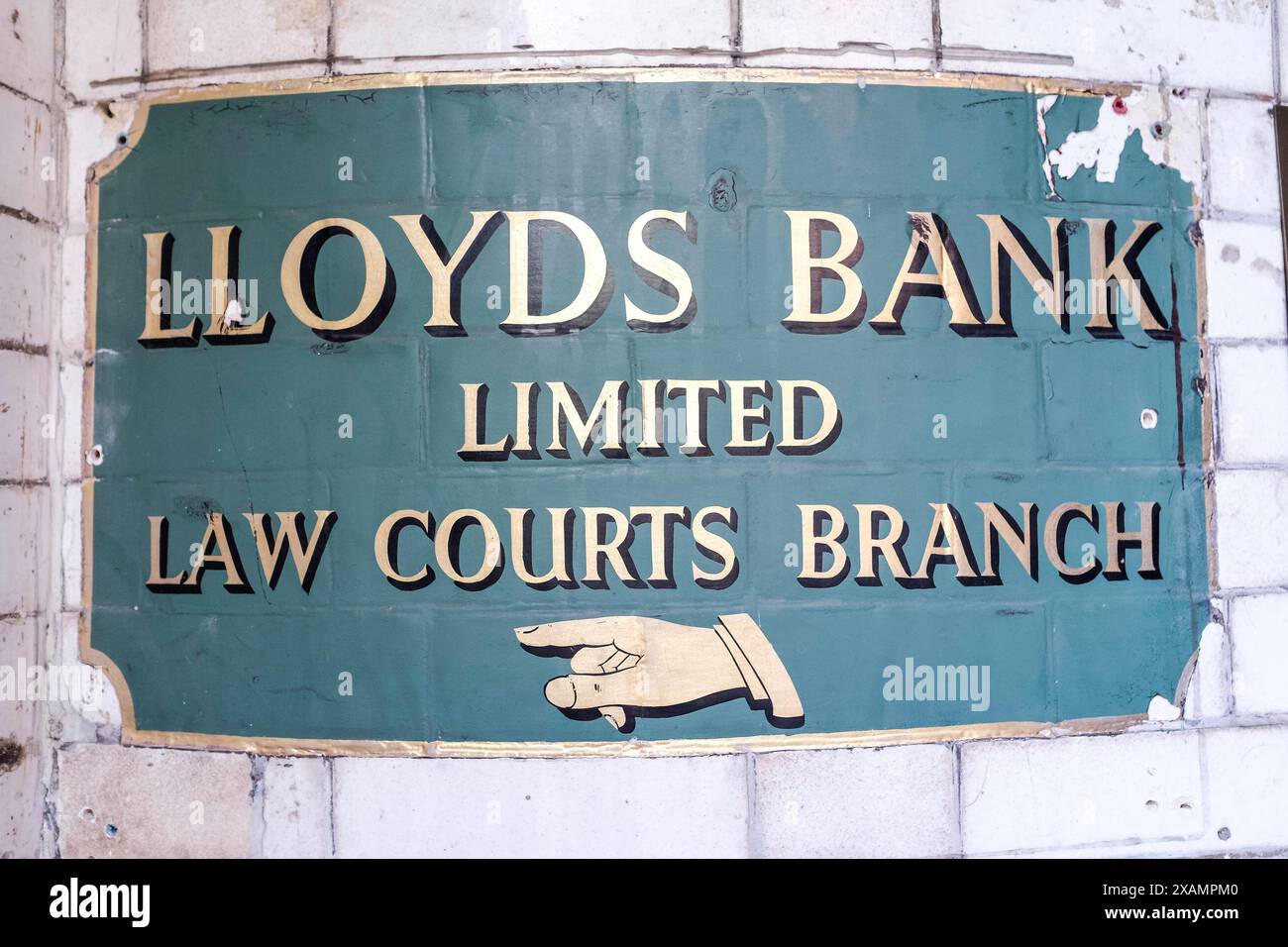 Vecchio cartello metallico che indica la direzione della filiale dei tribunali della Lloyds Bank, Middle Temple, Londra, Regno Unito Foto Stock