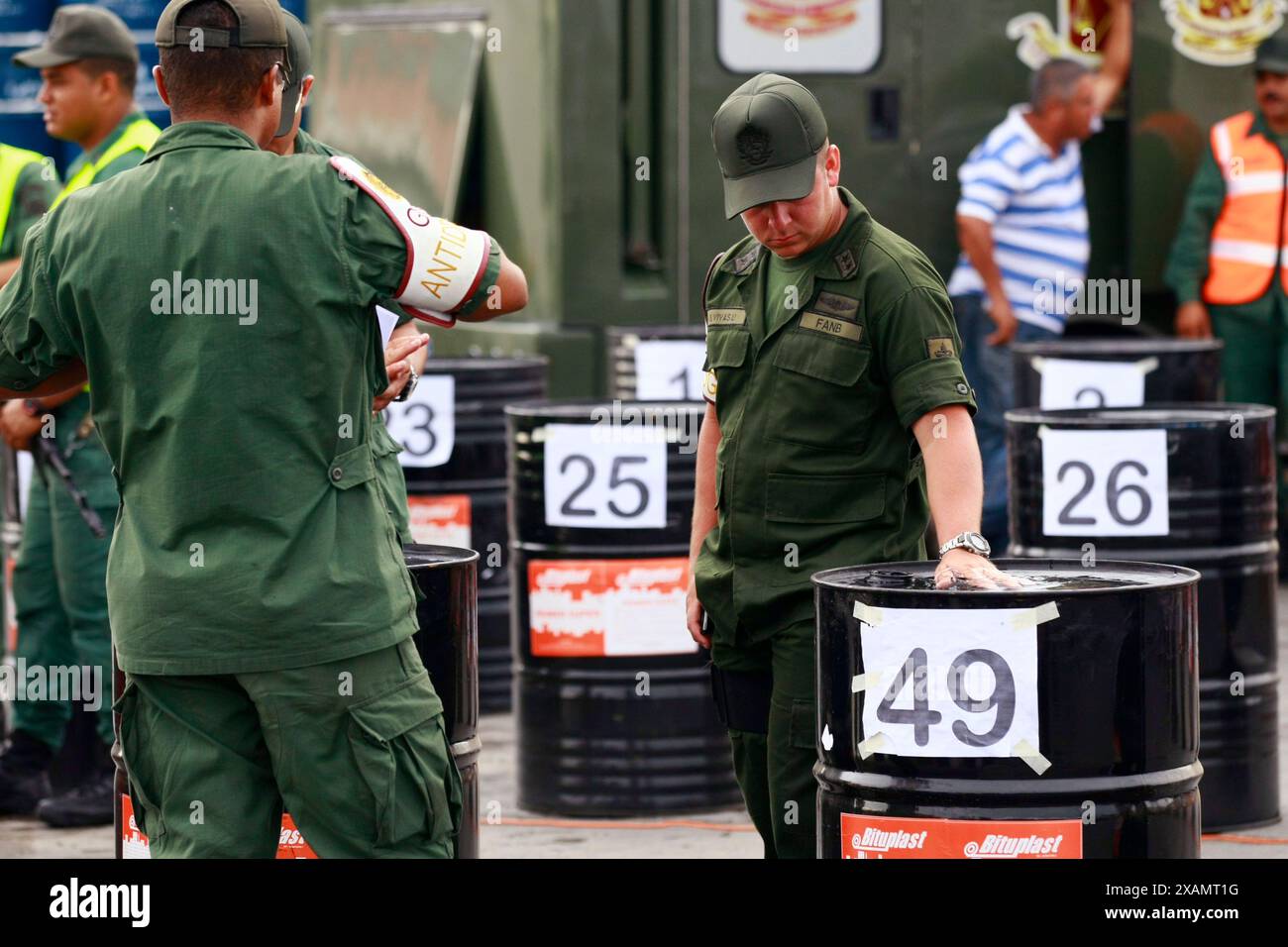 Maracaibo, Venezuela, 27-06-2012. I militari venezuelani con cani antidroga scoprono droghe in container nel porto di Maracaibo. Foto di: Jose i, Bula Foto Stock