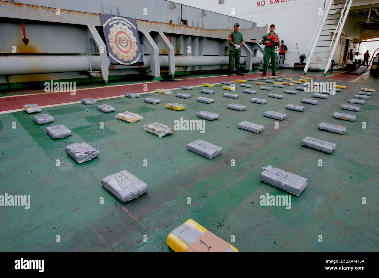Maracaibo, Venezuela,2-08-2010.i militari venezuelani con cani antidroga scoprono il traffico di droga sulla nave di bandiera cinese nel lago Maracaibo da: Jose Bula Foto Stock