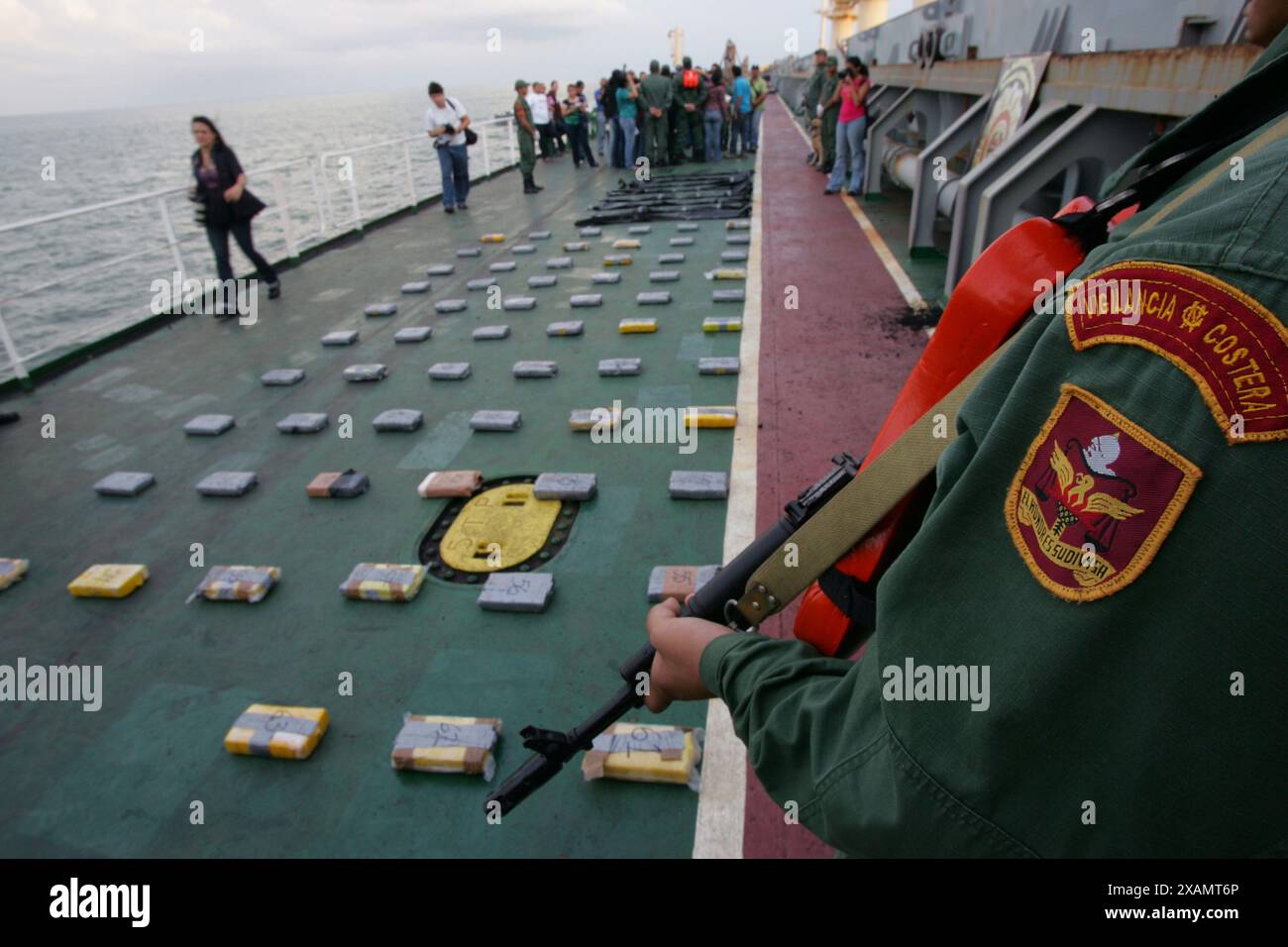 Maracaibo, Venezuela, 2-08-2010. L'esercito venezuelano con cani anti-droga scopre il traffico di droga sulla nave di bandiera cinese nel lago Maracaibo da:Jose Bula Foto Stock