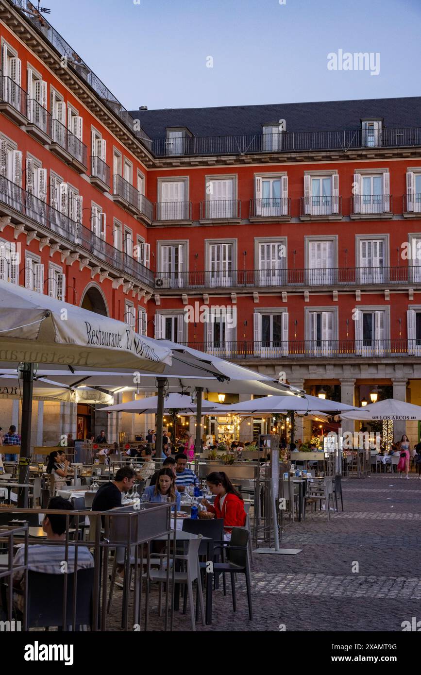 Turisti, ristoranti e architettura, Plaza Mayor, Madrid, Spagna Foto Stock