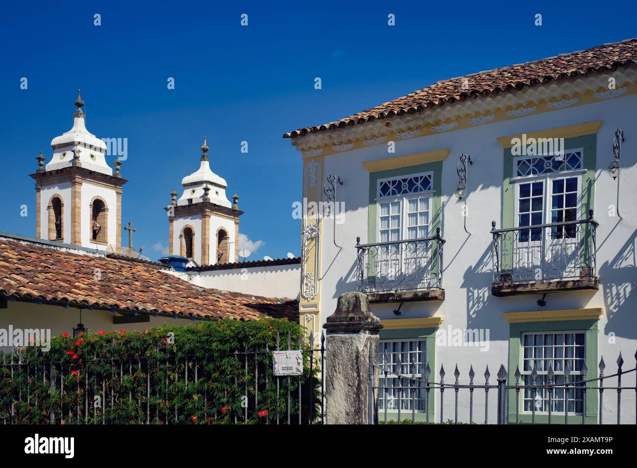 Foto delle case e della chiesa coloniali, Sao Joao de Rei, Minas Gerais, Brasile Foto Stock