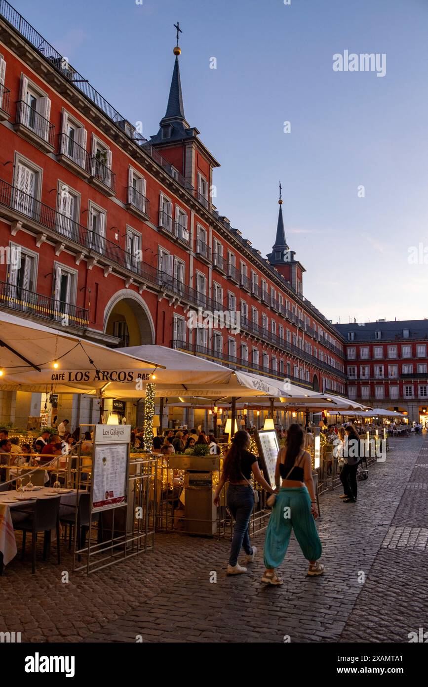 Turisti, ristoranti e architettura, Plaza Mayor, Madrid, Spagna Foto Stock