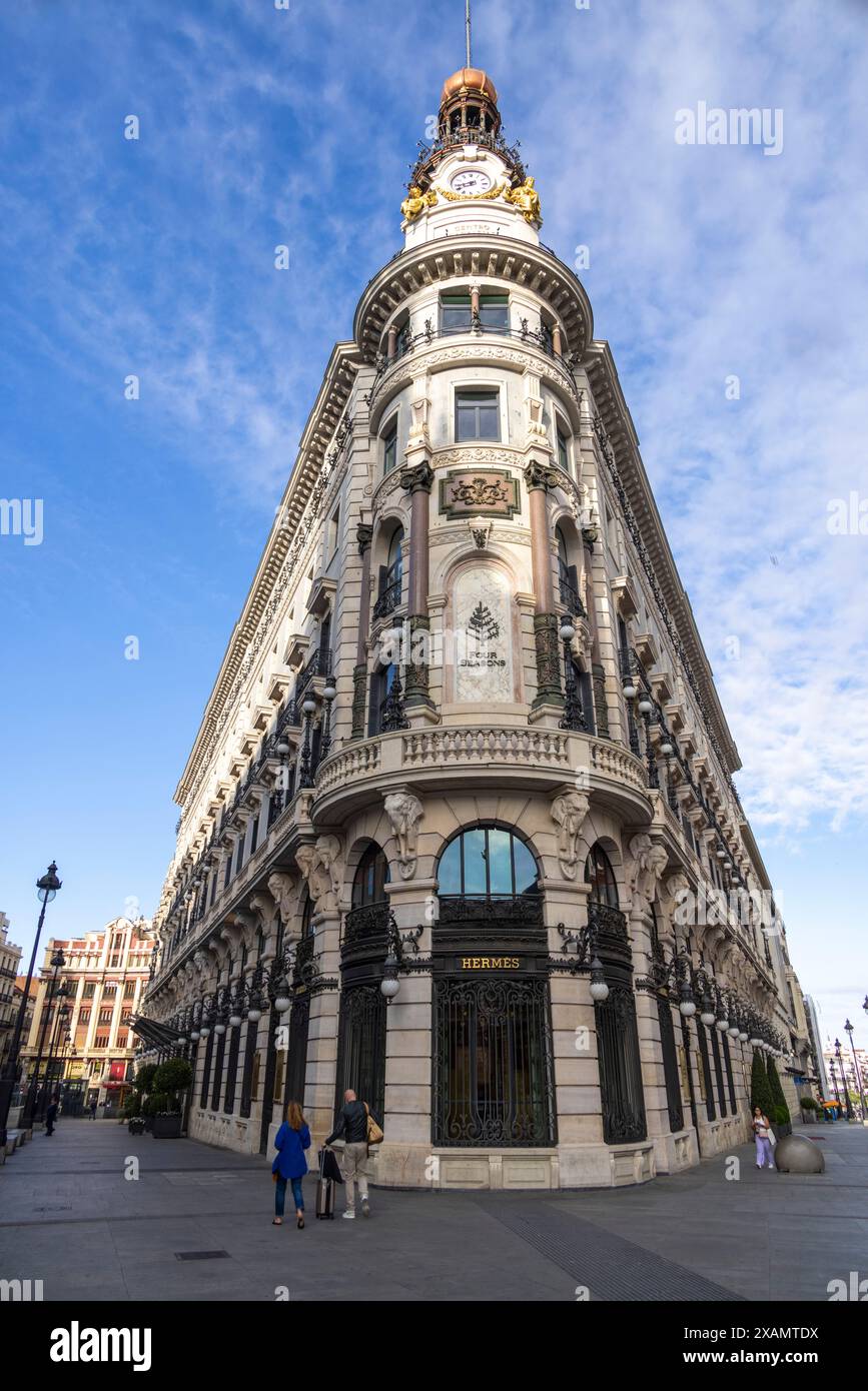 Four Seasons Hotel Madrid e negozio Hermes, nel centro di Madrid, Spagna, costruito nel 1891 e rinnovato nel 2020. Foto Stock