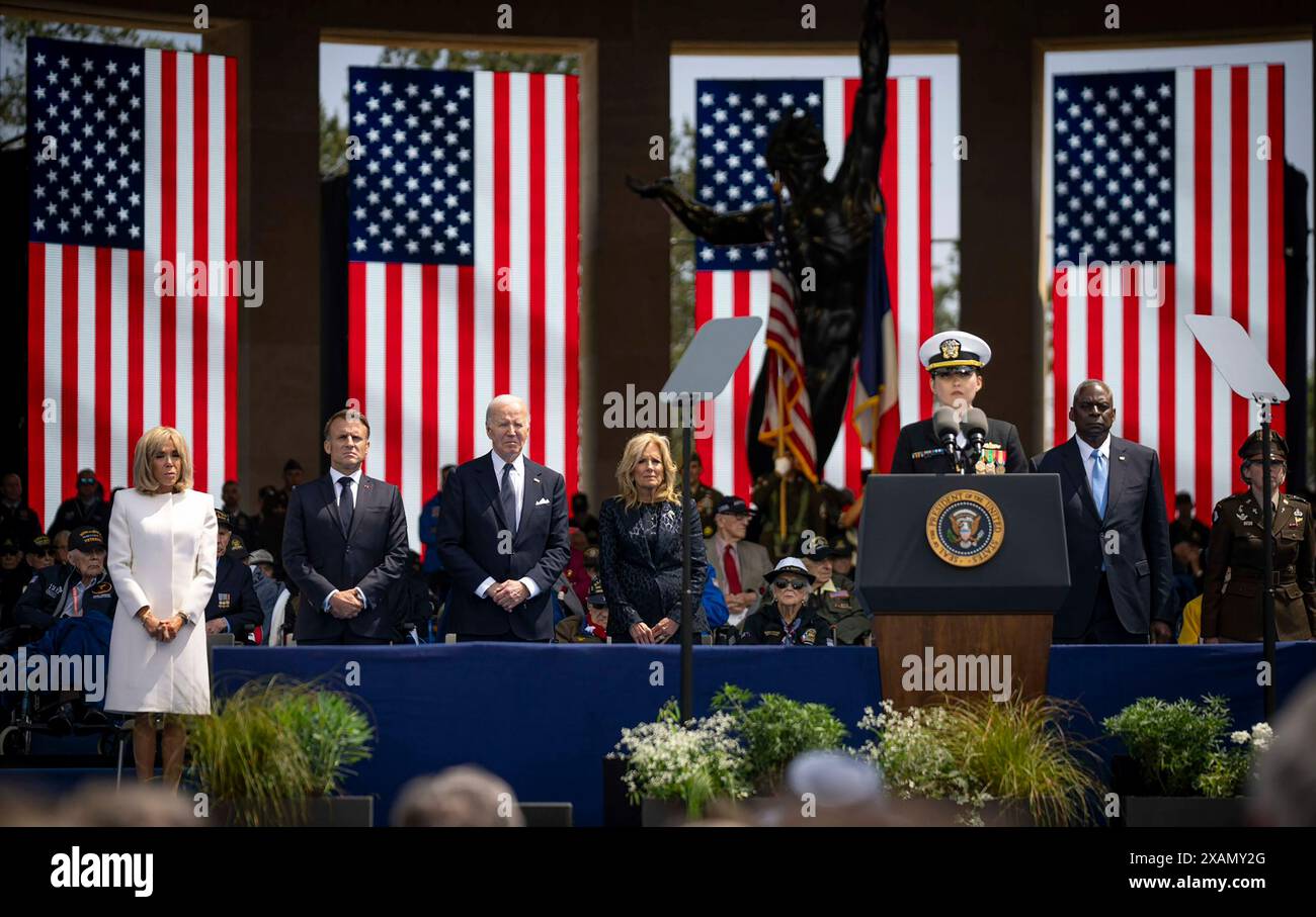 Normandia, Francia. 7 giugno 2024. Il Presidente DEGLI STATI UNITI Joe Biden (3L), la First Lady degli Stati Uniti Jill Biden (4L), il Presidente francese Emmanuel Macron (2L) e la moglie del Presidente francese Brigitte Macron (L) e il Segretario alla difesa degli Stati Uniti Lloyd Austin (R) hanno partecipato alla cerimonia degli Stati Uniti in occasione del 80° anniversario dello sbarco degli Alleati in Normandia durante il "D-Day" della seconda guerra mondiale, il 6 giugno 2024 presso il Normandy American Cemetery and Memorial di Colleville-sur-Mer, che si affaccia sulla spiaggia di Omaha nella Francia nord-occidentale. Foto del Dipartimento della difesa degli Stati Uniti/UPI credito: UPI/Alamy Live News Foto Stock
