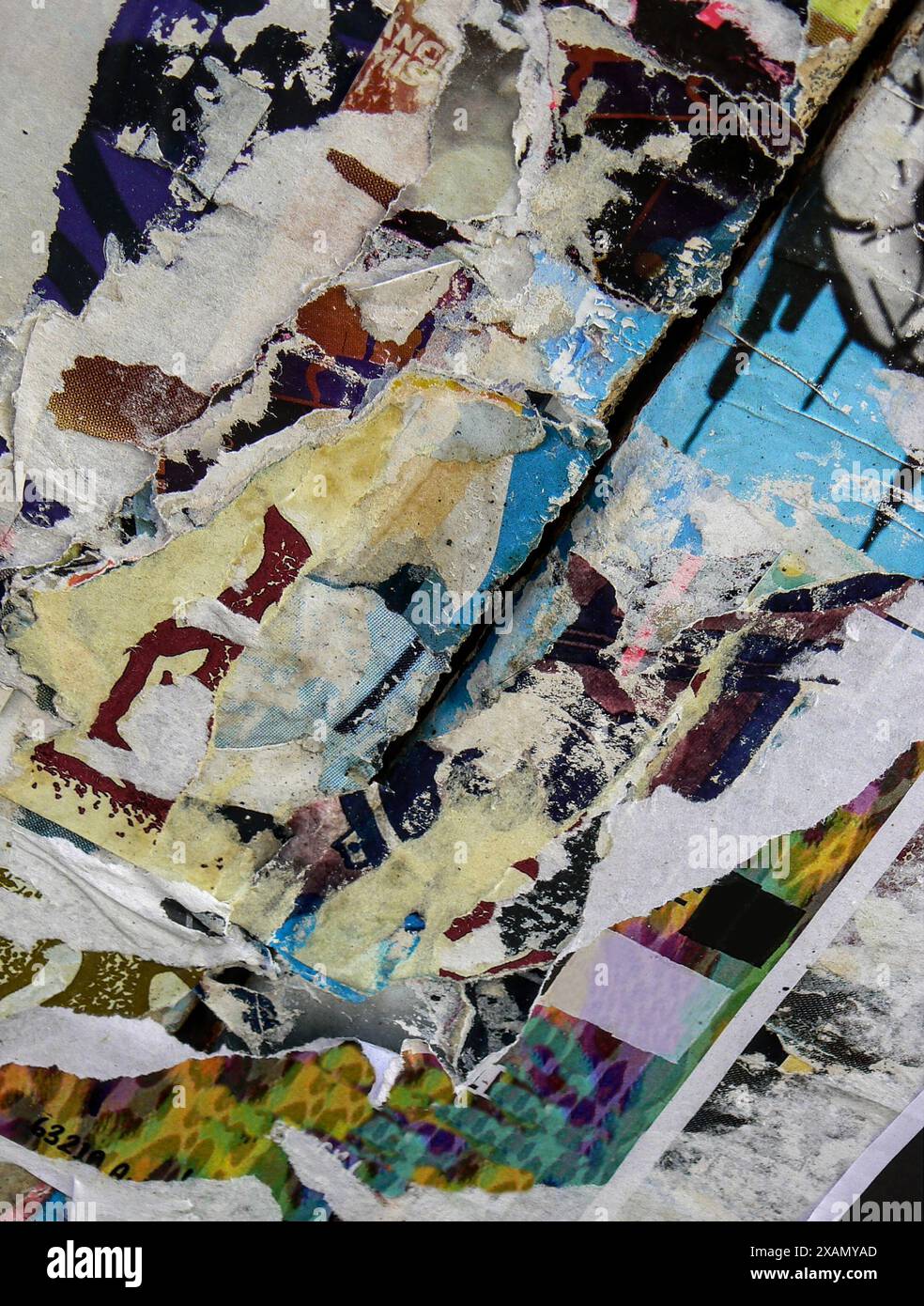 carta strappata, poster a parete multicolore Foto Stock