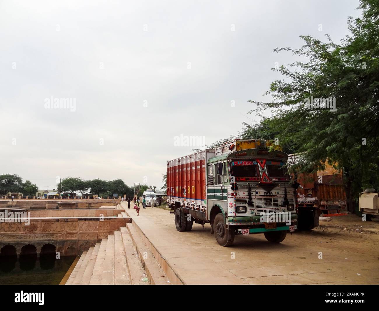 Camion colorato a Kusum Sarovar, Uttar Pradesh, India Foto Stock