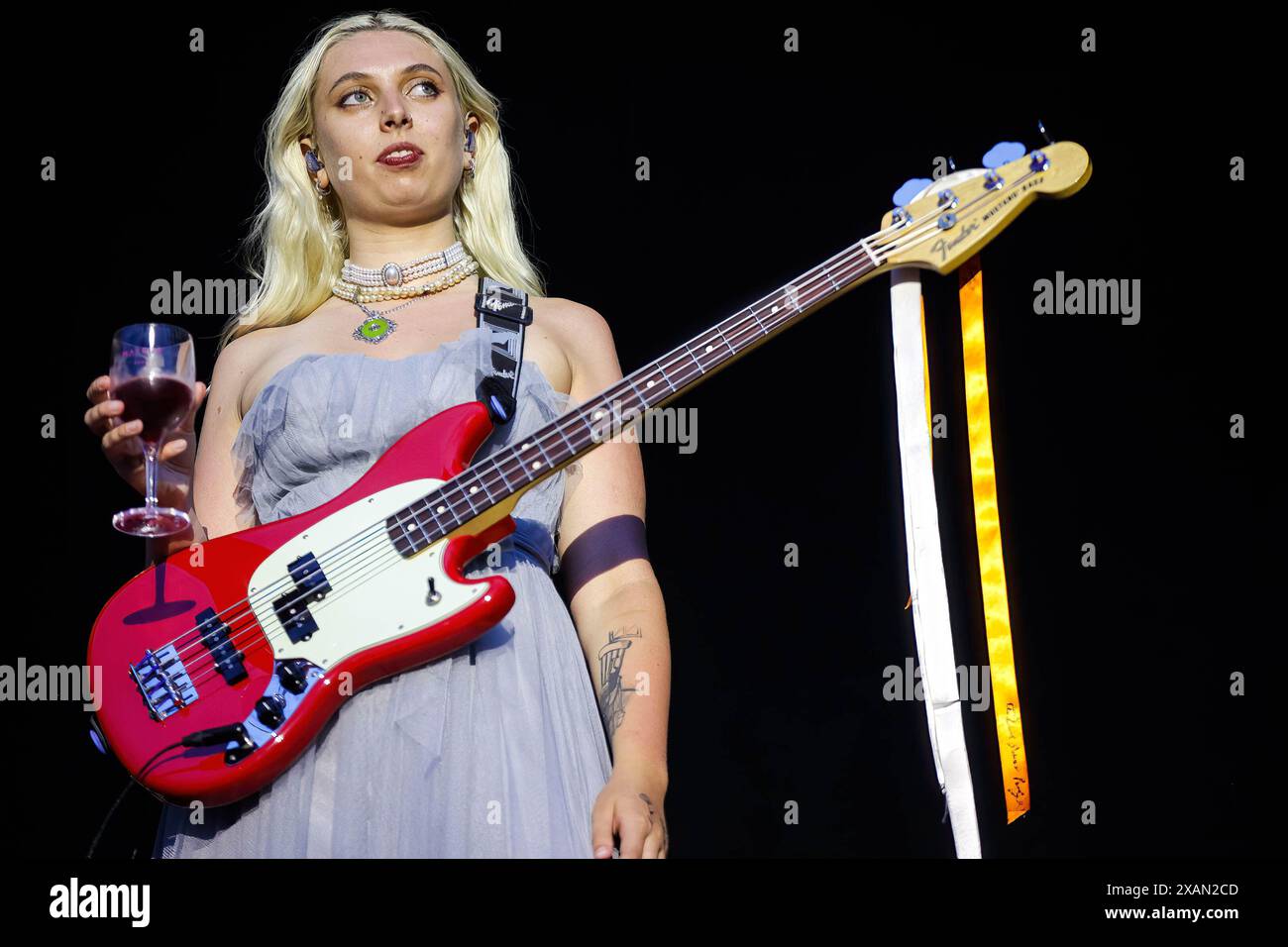 Porto, Portogallo. 7 giugno 2024. Il bassista Georgia Davies, della band indie rock britannica Last Dinner Party, si esibisce dal vivo il secondo giorno del Primavera Sound Music Festival, che si tiene nel parco cittadino di Porto. (Foto di Diogo Baptista/SOPA Images/Sipa USA) credito: SIPA USA/Alamy Live News Foto Stock