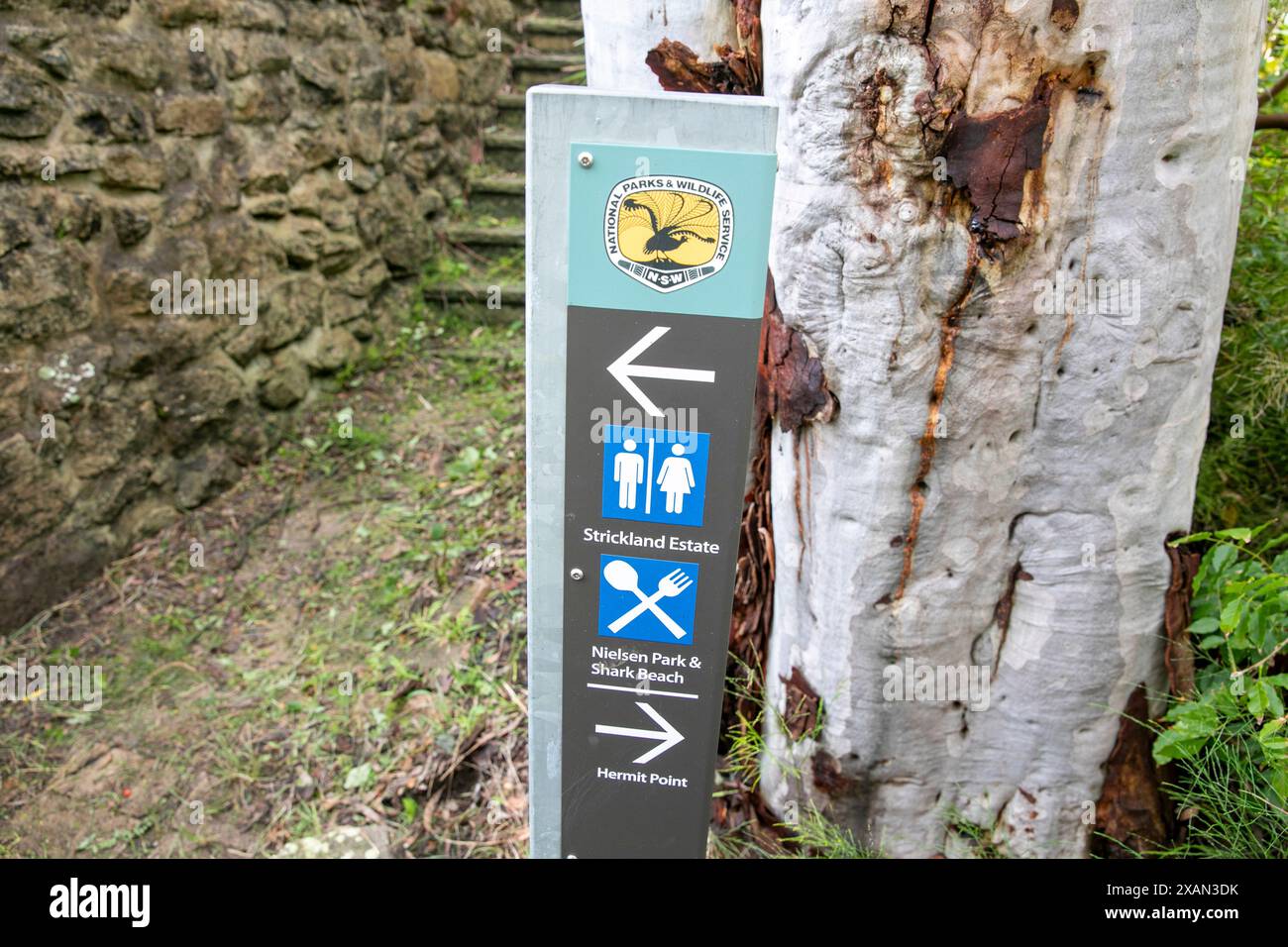 Parco nazionale del porto di Sydney, cartelli dei parchi nazionali sulla passeggiata costiera dell'Hermitage a Vaucluse, sobborghi orientali di Sydney, NSW, Australia Foto Stock