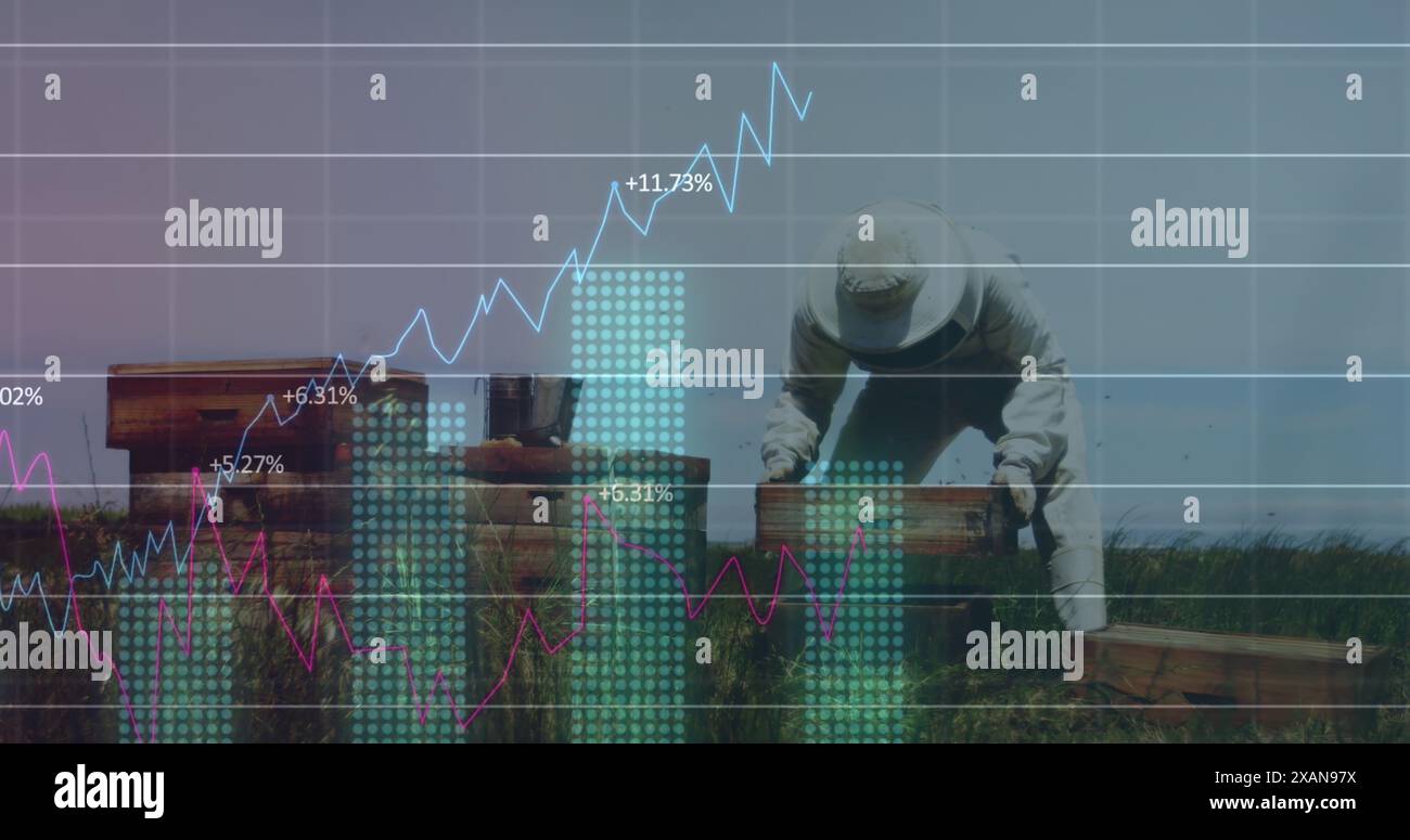 Immagine dell’elaborazione di dati statistici sull’agricoltore che immette fertilizzante nell’azienda Foto Stock