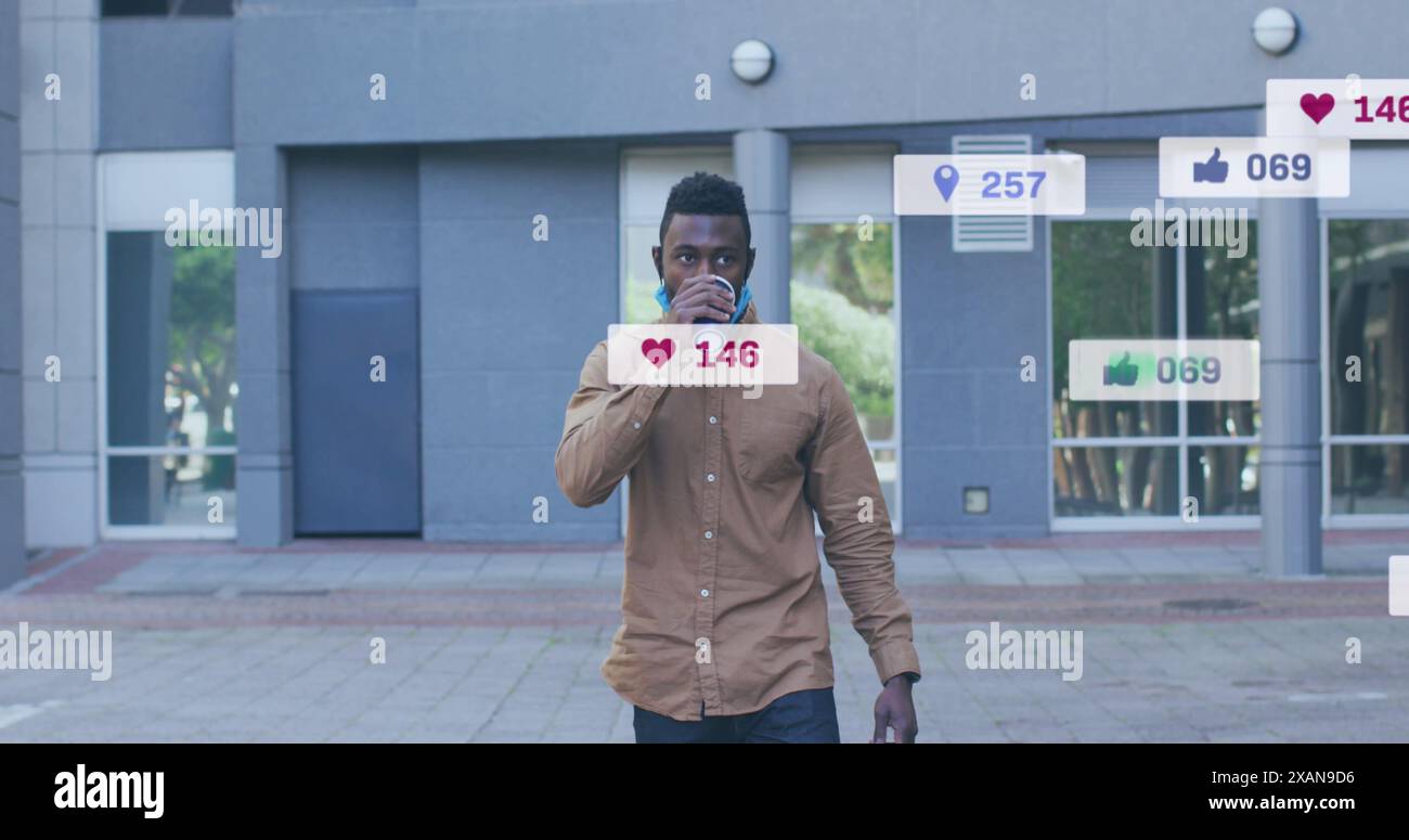 Immagine di icone dei social media e numeri sull'uomo afroamericano che cammina con il caffè Foto Stock