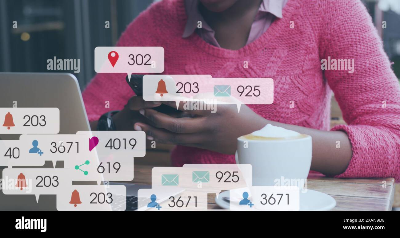 Immagine di icone dei social media e numeri su una donna afro americana che usa lo smartphone Foto Stock