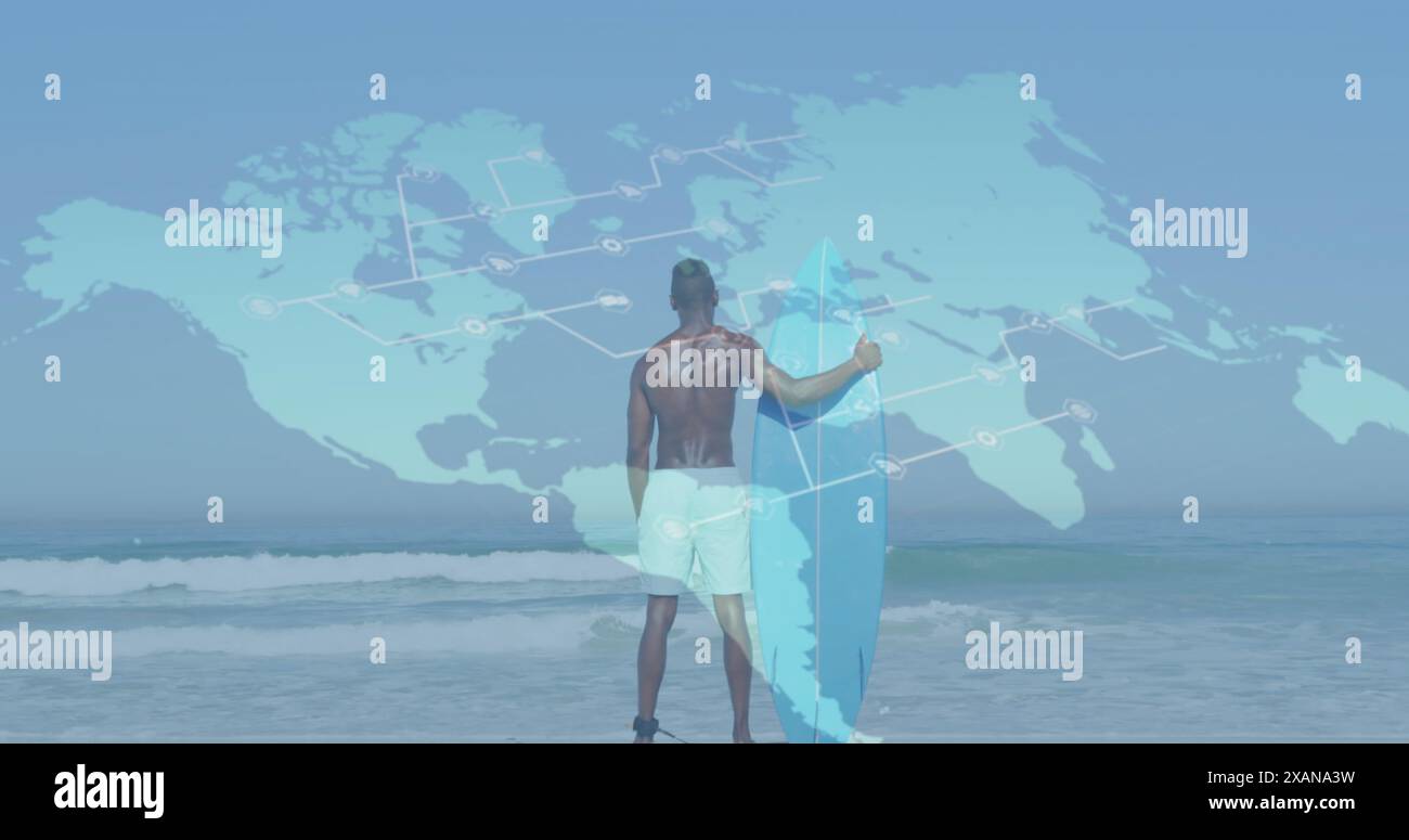 Immagine della mappa del mondo sul retro di un uomo afroamericano che tiene una tavola da surf sulla spiaggia Foto Stock