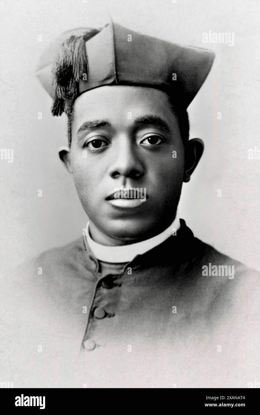 1886 c. , USA : il venerabile afroamericano AUGUSTUS TOLTON ( 1854 - 1897 ), nato in schiavitù nel Missouri nel 1854 . Fu il primo sacerdote apertamente cattolico nero negli Stati Uniti , ordinato a Roma nel 1886 . Il giovane Tolton fu respinto da ogni grande seminario nordamericano al quale si candidò nonostante fosse molto ben istruito e multilingue . Tolton fu dichiarato venerabile da Papa Francesco nel giugno 2019. - RELIGIONE CATTOLICA - Ritratto - ritratto - venerabile - Beato - Chiesa cattolica romana - colletto - STORIA - FOTO STORICHE - PRETE AFRO AMERICANO - PR Foto Stock