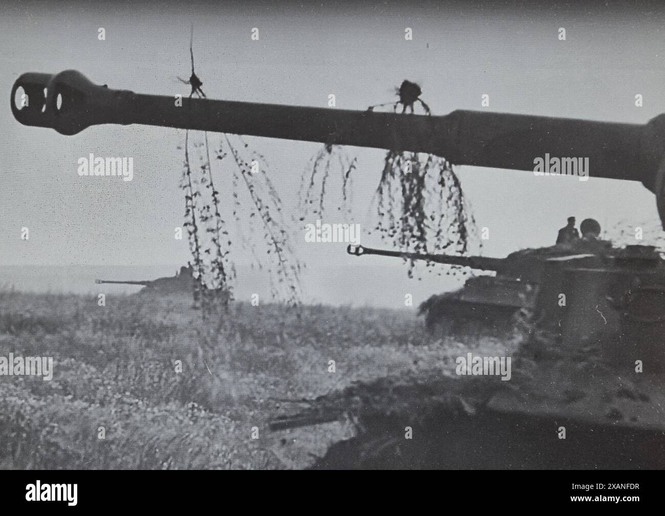 Foto dello screenshot in bianco e nero della seconda guerra mondiale. I carri armati Tiger avanzarono durante la battaglia di Kursk 1943 Foto Stock