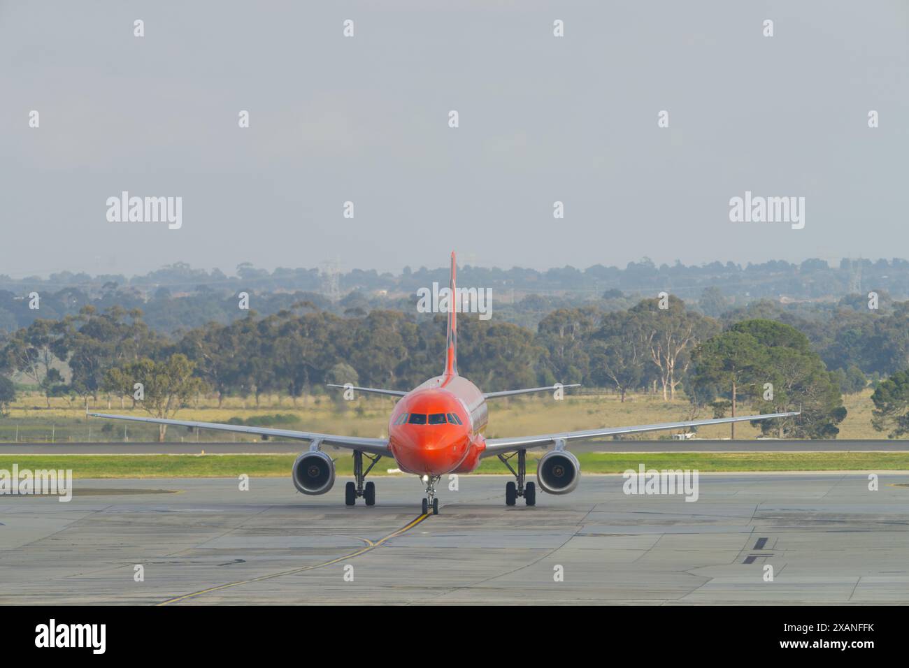 Jetstar Airways 10° anniversario livrea rossa e Airbus a320 NEO Jetstar Generation all'aeroporto Tullamarine di Melbourne, Australia. Foto Stock