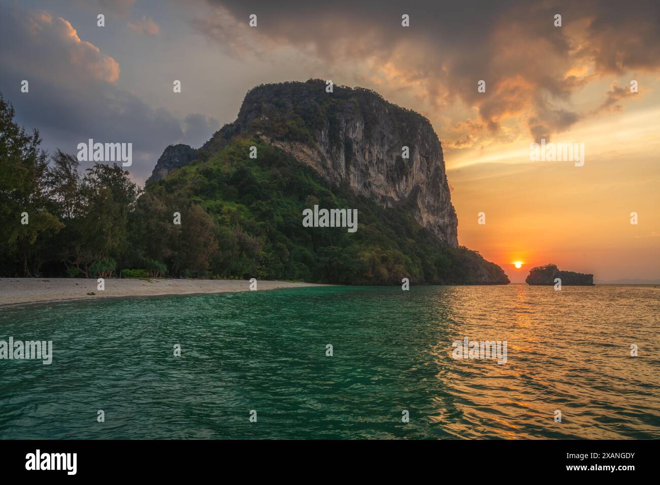 splendido tramonto sulla spiaggia dell'isola tropicale ko poda in thailandia Foto Stock