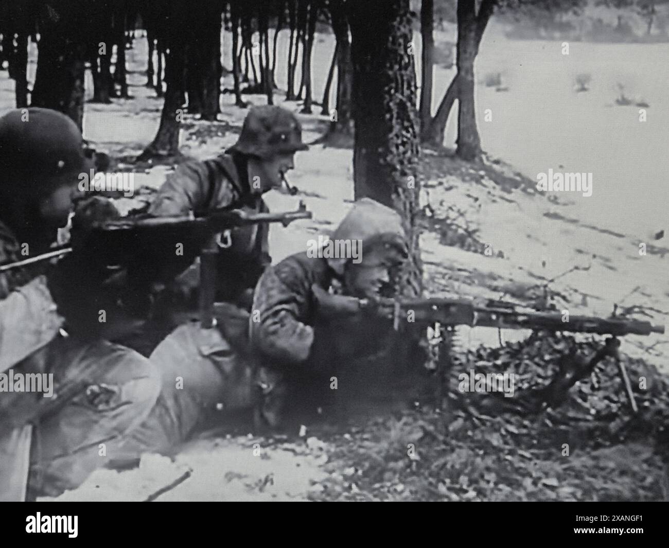 Seconda Guerra Mondiale screenshot in bianco e nero . Gli uomini delle Waffen SS della Wiking Division prendono posizione con MG sul bordo di un'area boscosa in Ungheria, febbraio 1945 Foto Stock