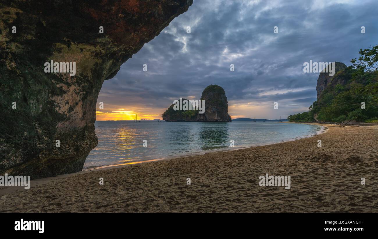 splendido tramonto sulla spiaggia della grotta della principessa sulla spiaggia di railay in thailandia Foto Stock