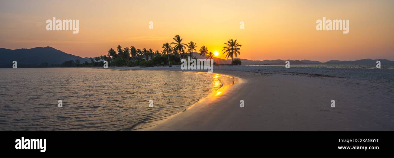 splendido tramonto sulla spiaggia dell'isola tropicale ko yai yai in thailandia Foto Stock