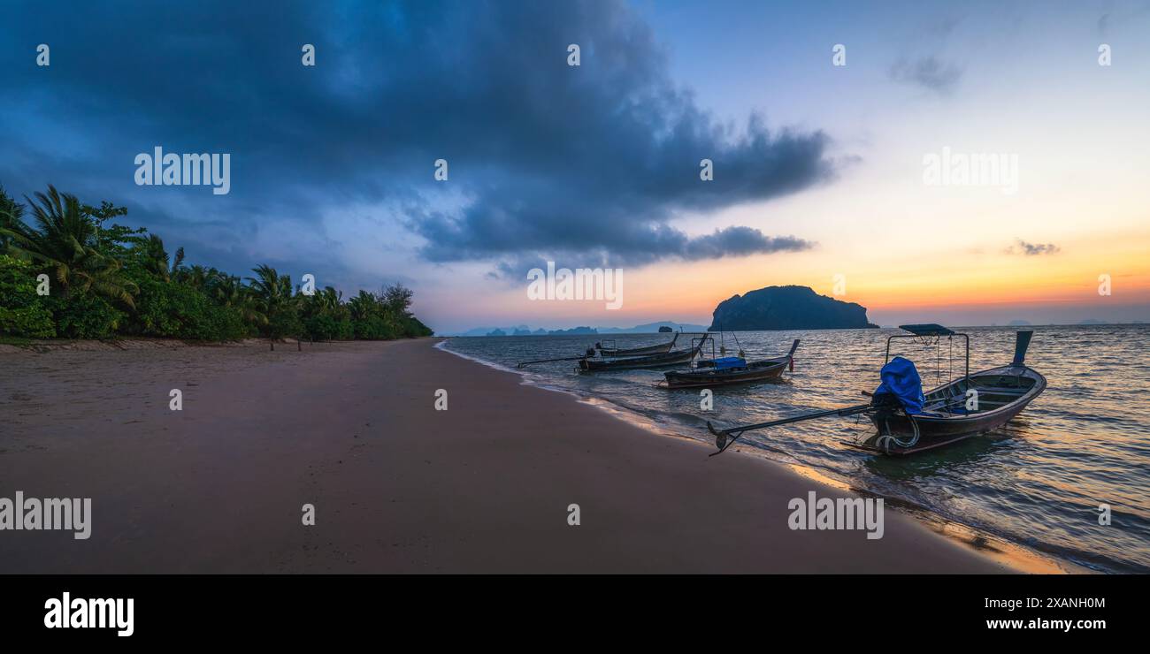 splendido tramonto sulla spiaggia dell'isola tropicale ko yai yai in thailandia Foto Stock