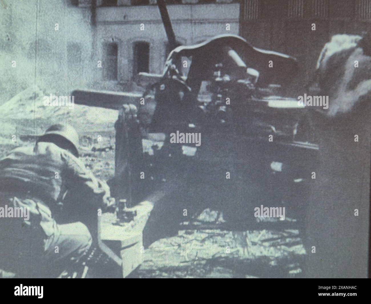 Foto foto foto LFH 18 Howitzer in strada fuochi a scavare nelle truppe russe. I Gunners sono membri della 1st SS Panzer Division la foto proviene da un Newsreel tedesco sull'assalto a Kharkov nel marzo 1943 Foto Stock