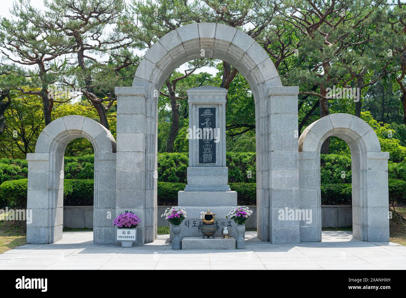 Seoul, Corea del Sud - giugno 2024: Memoriale ai soldati volontari studenti sconosciuti nel cimitero nazionale di Seul Foto Stock