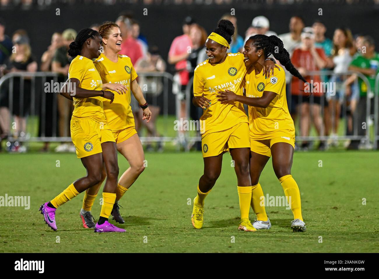 Cary, Carolina del Nord, Stati Uniti. 7 giugno 2024. I compagni di squadra del Tampa Bay Sun FC festeggiano un gol. Il North Carolina Courage ospitò il Tampa Bay Sun FC al WakeMed Soccer Park di Cary, Carolina del Nord. (Credit Image: © Patrick Magoon/ZUMA Press Wire) SOLO PER USO EDITORIALE! Non per USO commerciale! Foto Stock