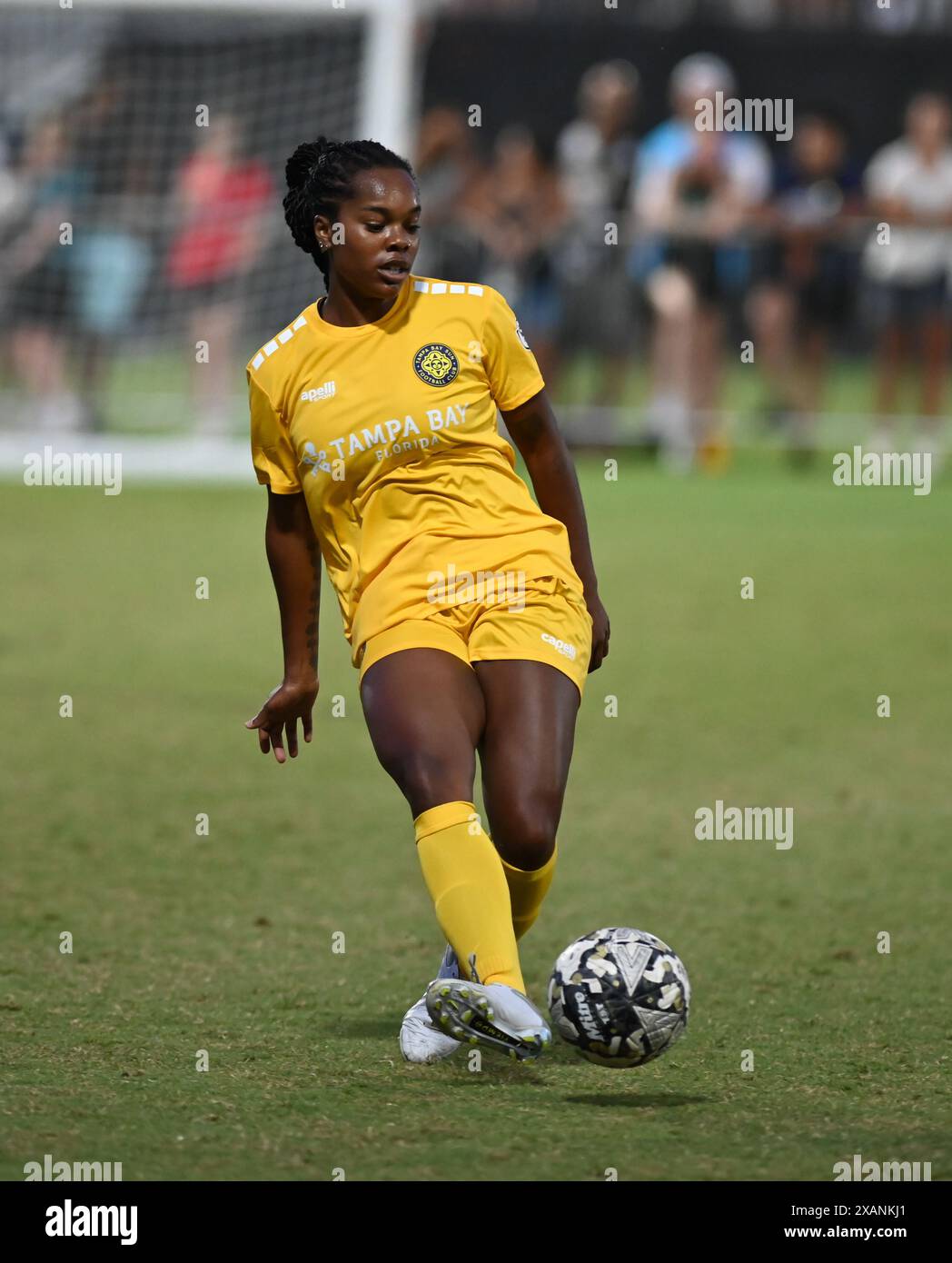 Cary, Carolina del Nord, Stati Uniti. 7 giugno 2024. KAYLA MILLS, difensore del Tampa Bay Sun FC, passa a un compagno di squadra a bordo campo. Il North Carolina Courage ospitò il Tampa Bay Sun FC al WakeMed Soccer Park di Cary, Carolina del Nord. (Credit Image: © Patrick Magoon/ZUMA Press Wire) SOLO PER USO EDITORIALE! Non per USO commerciale! Foto Stock