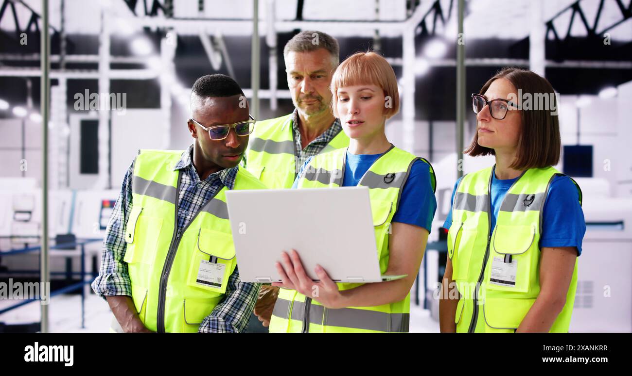 Ispezione OSHA del lavoratore in fabbrica utilizzando un computer portatile Foto Stock