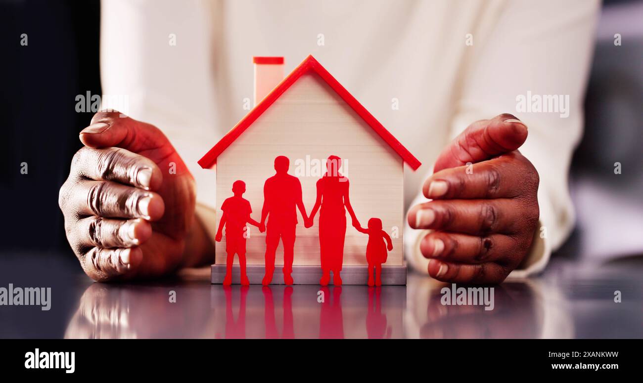 Pianificazione immobiliare familiare: Il padre afroamericano protegge i propri cari con Red Roof, mutui assicurativi, proprietà immobiliare ecocompatibile Foto Stock